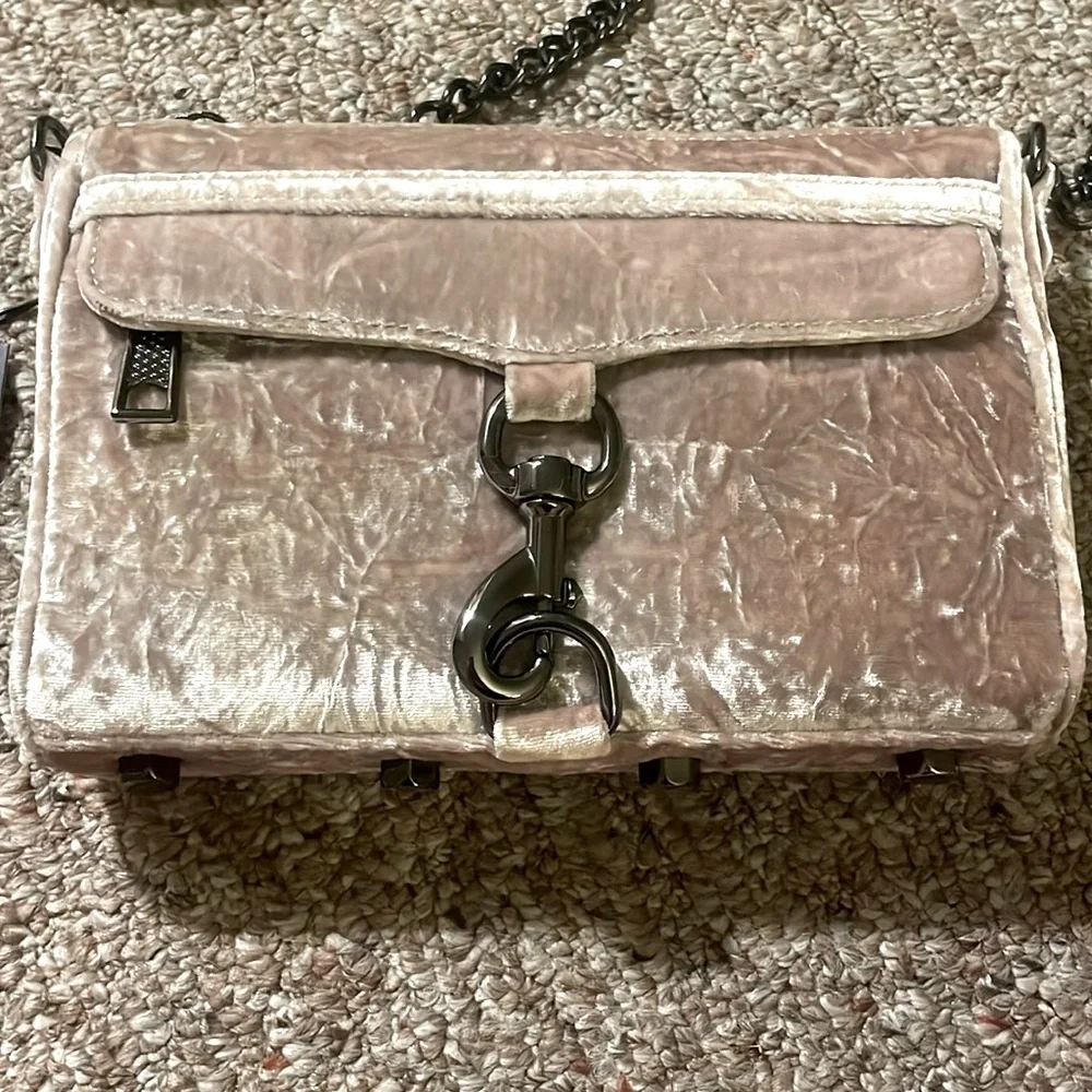 Velvet mini MAC in Putty